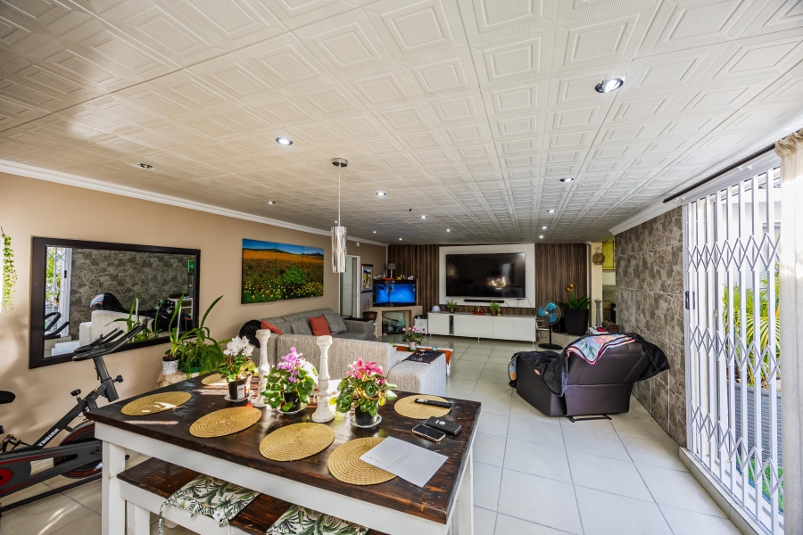 3 Bedroom Property for Sale in Sunnyridge Eastern Cape